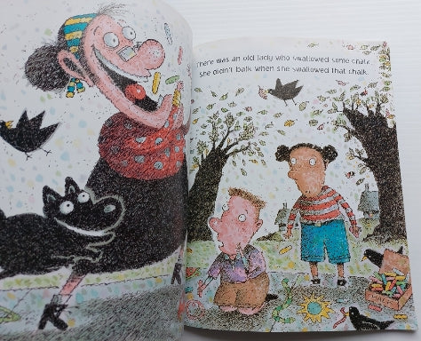 There Was an Old Lady Who Swallowed Some Books! SCHOLASTIC 9780545402873